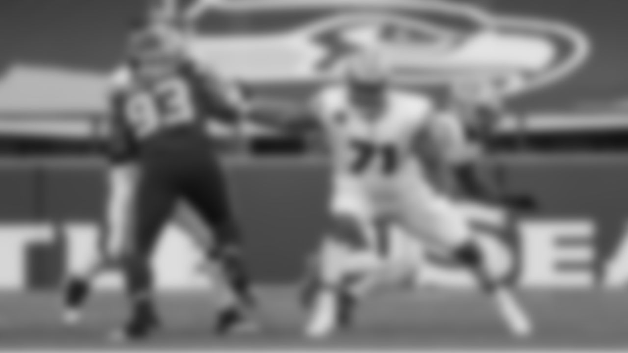 T Trent Williams