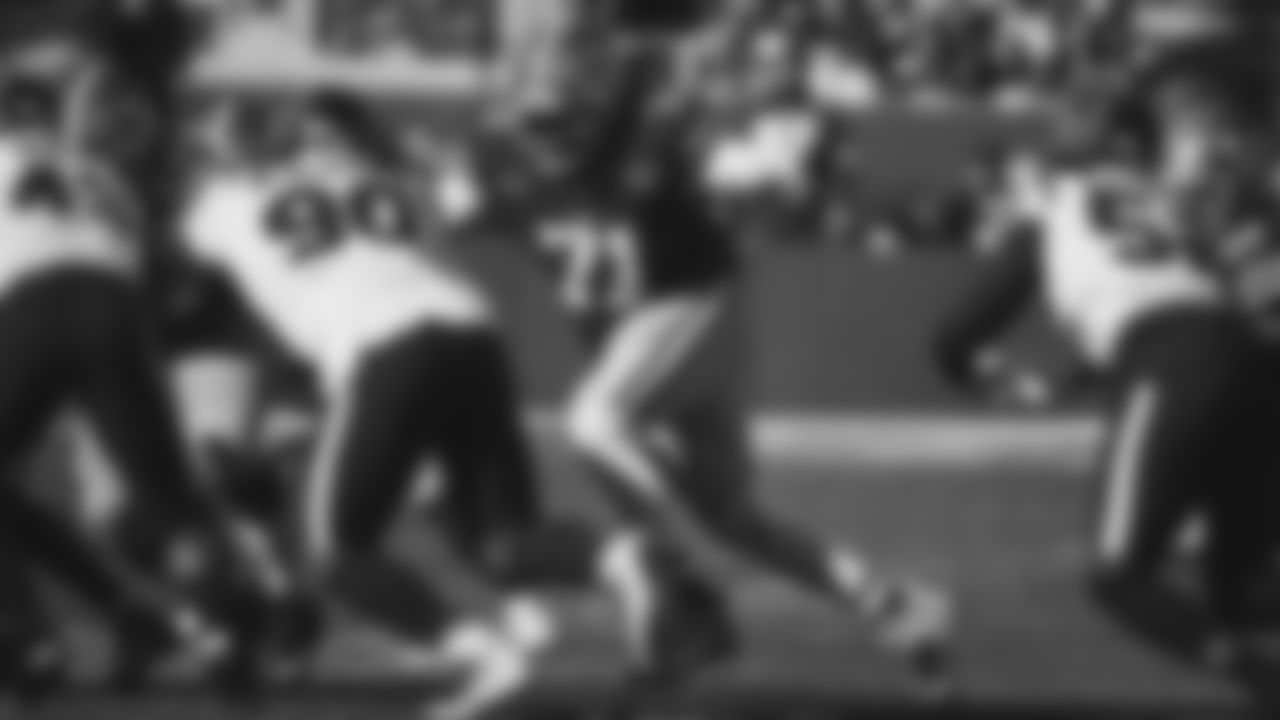 T Trent Williams