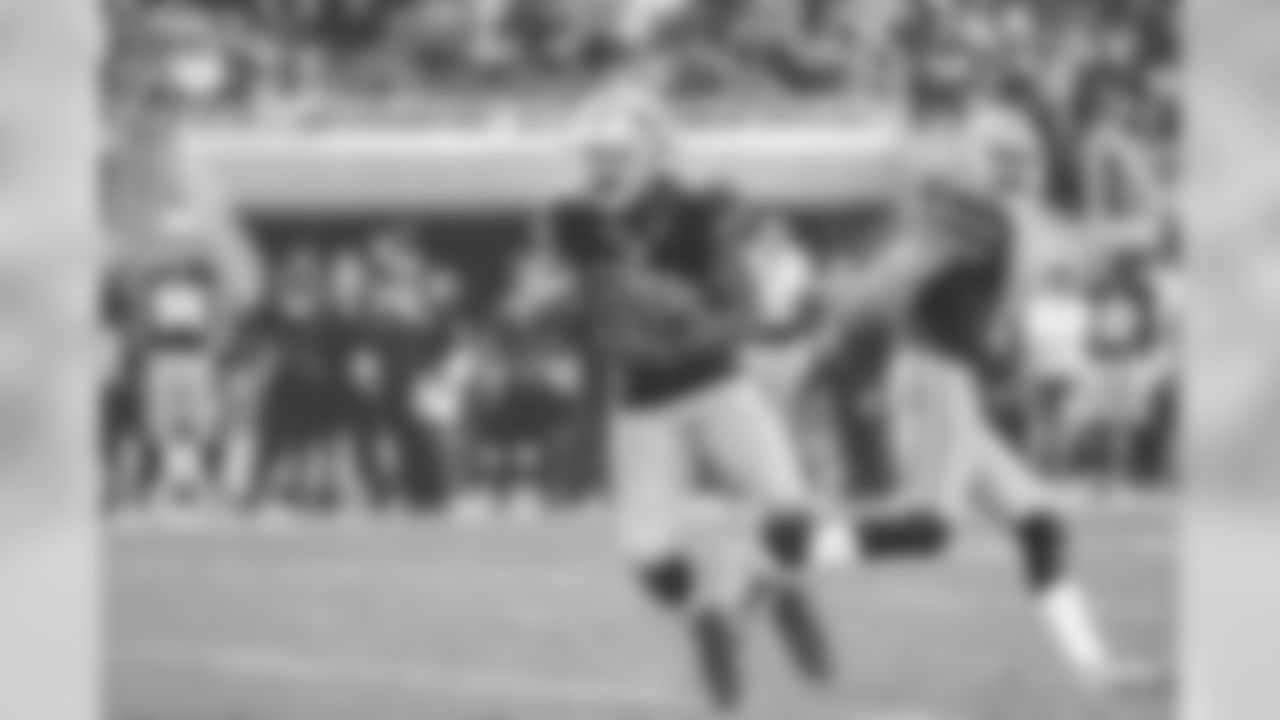 Kaepernick hands the ball off to Hyde.