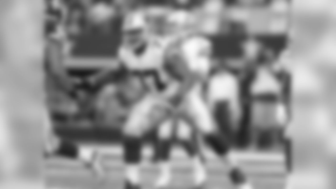 LT 77 Tyron Smith