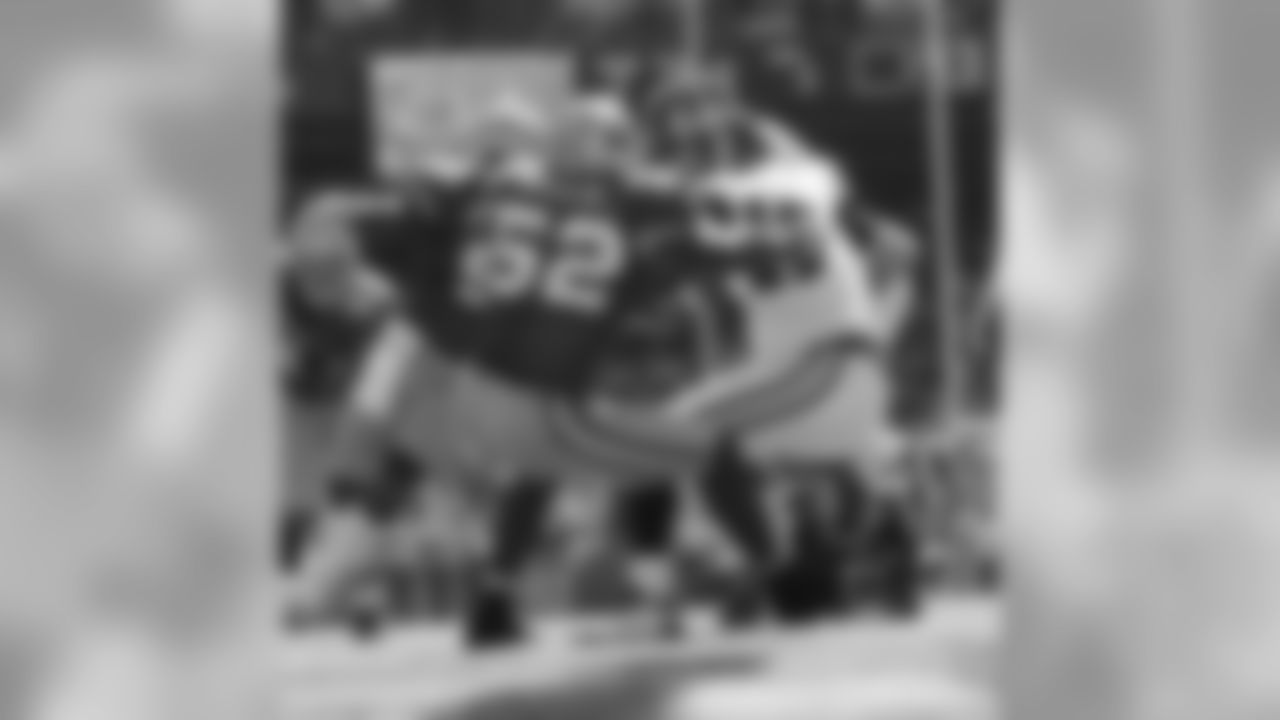 LB Patrick Willis