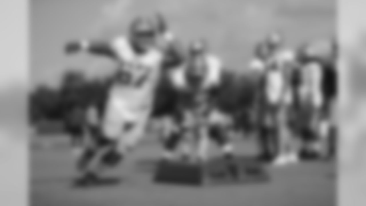 DL Niles Scott