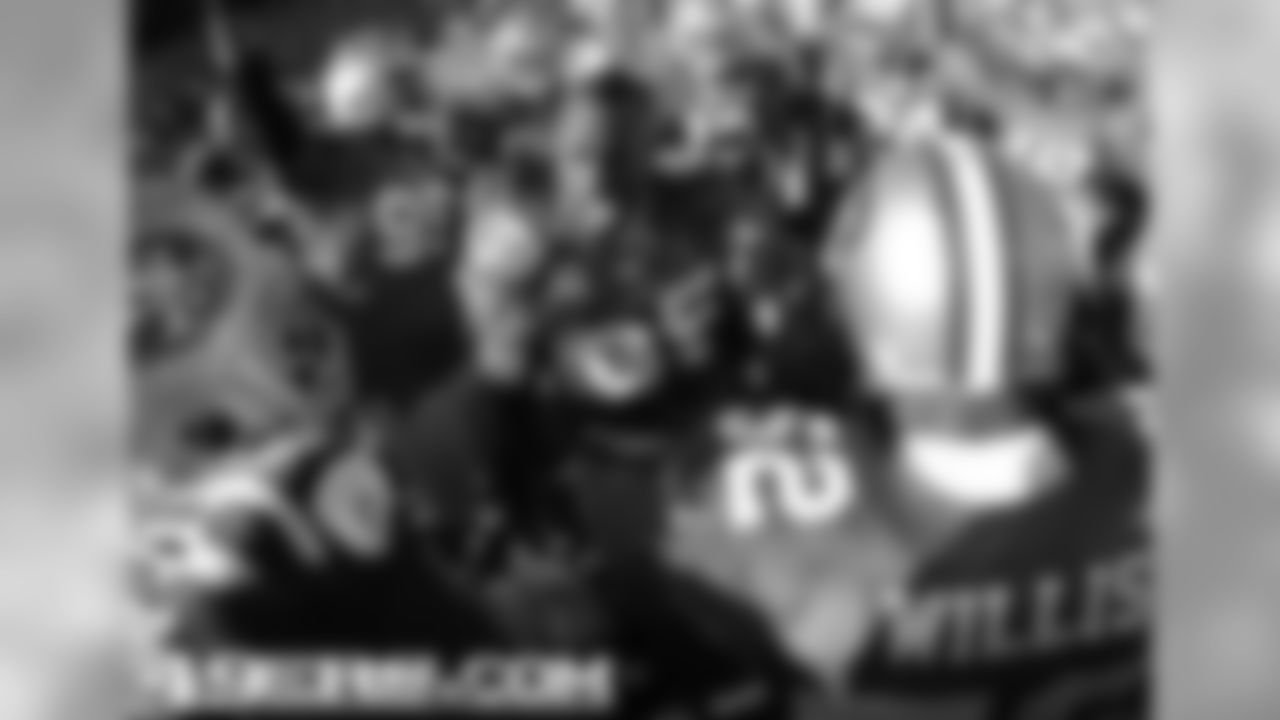 TE Vernon Davis firing his teammates up