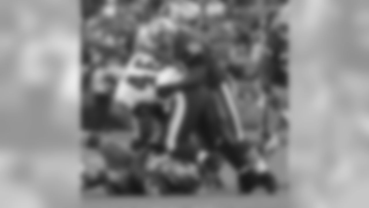 LB Takeo Spikes stuffs a Ladell Betts run