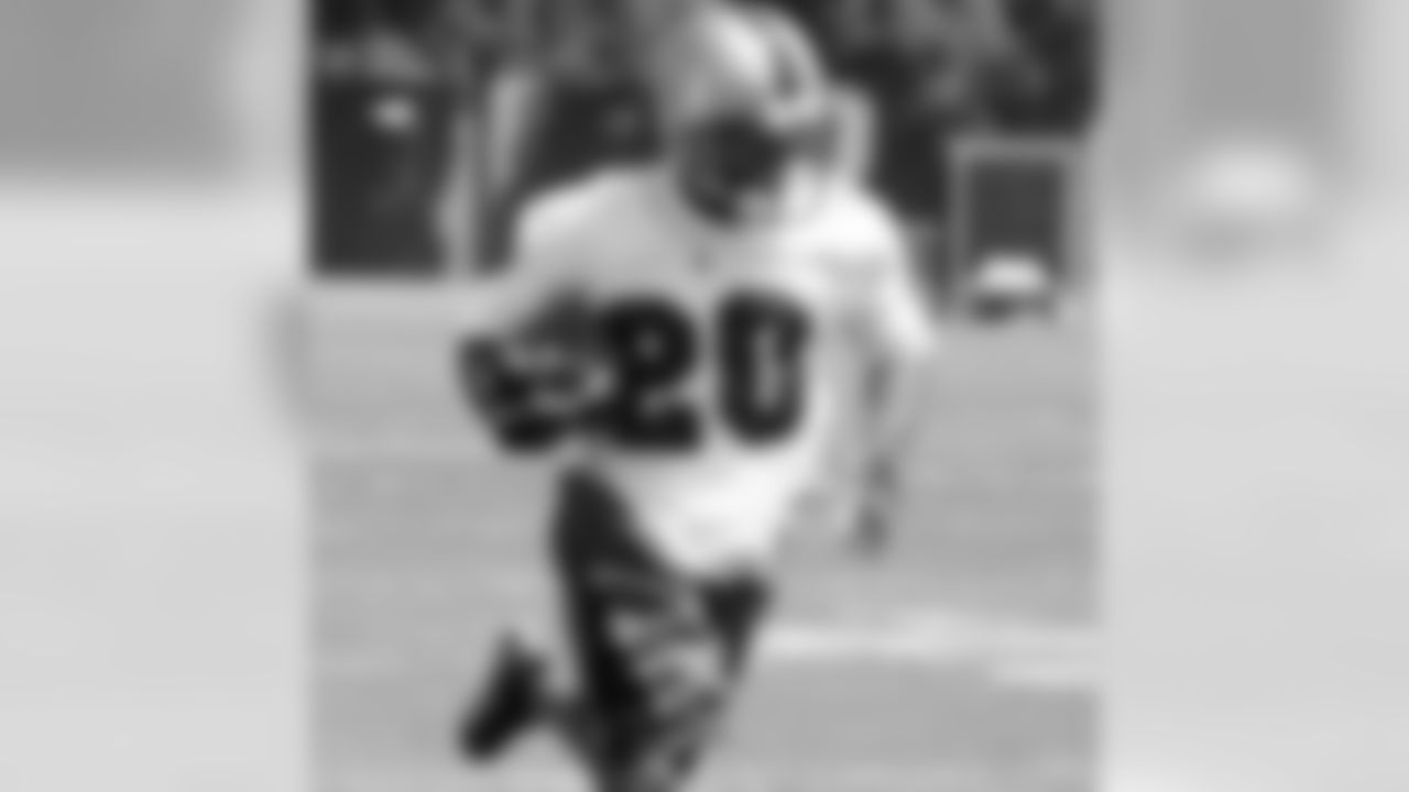 Allen Rossum catches a punt