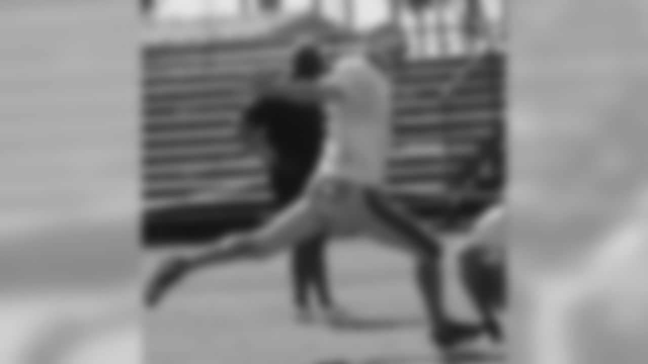 Joe Nedney kicks a field goal