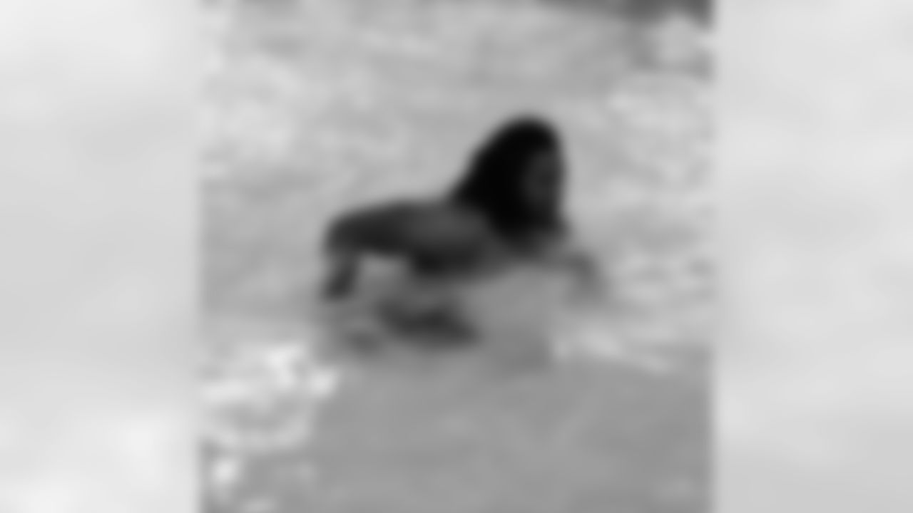 DE Ray McDonald Sprints in the Pool
