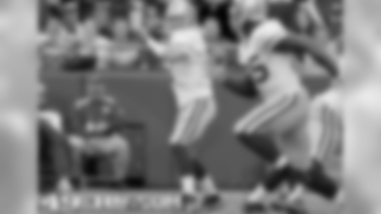 QB Alex Smith throws to TE Vernon Davis in Kansas City