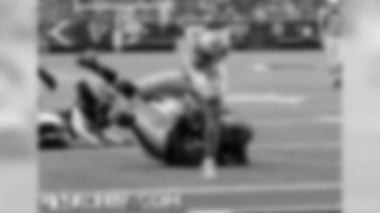 TE Vernon Davis stretches for the end zone in Atlanta