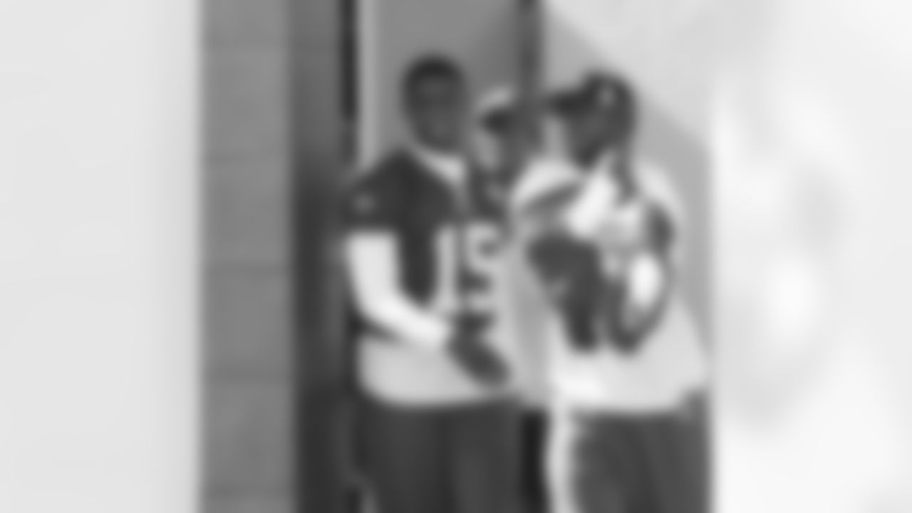 WR Michael Crabtree walks out to walk throughs