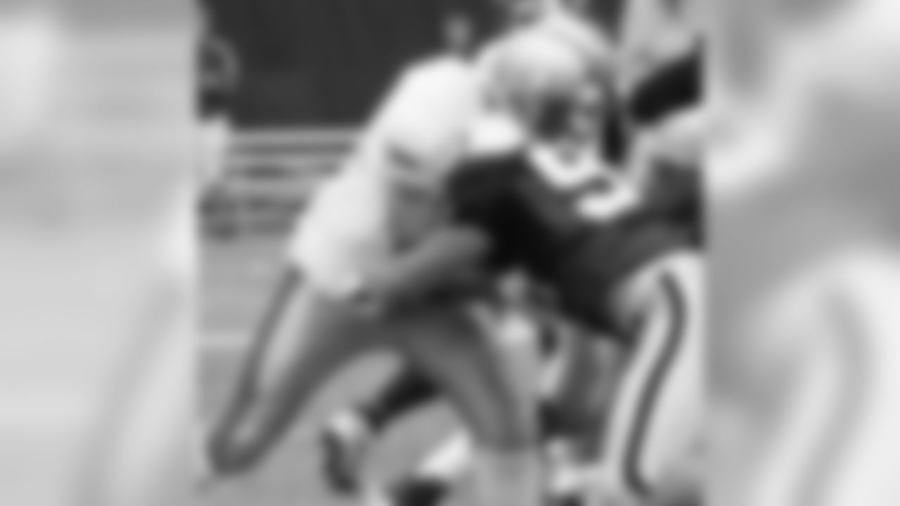 Barry Sims blocks against his former team
