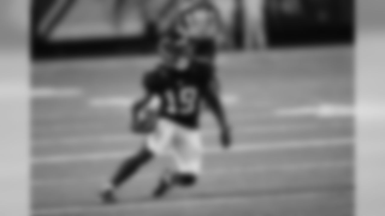 Signed with the Atlanta Falcons on March 15, 2016. He appeared in 16 games (one start) last season and finished with a career-high 20 receptions for 323 yards and two touchdowns.