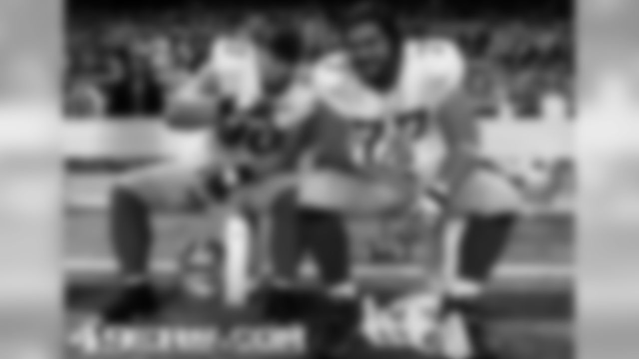 DT Isaac Sopoaga and T Mike Iupati on the sidelines in St. Louis