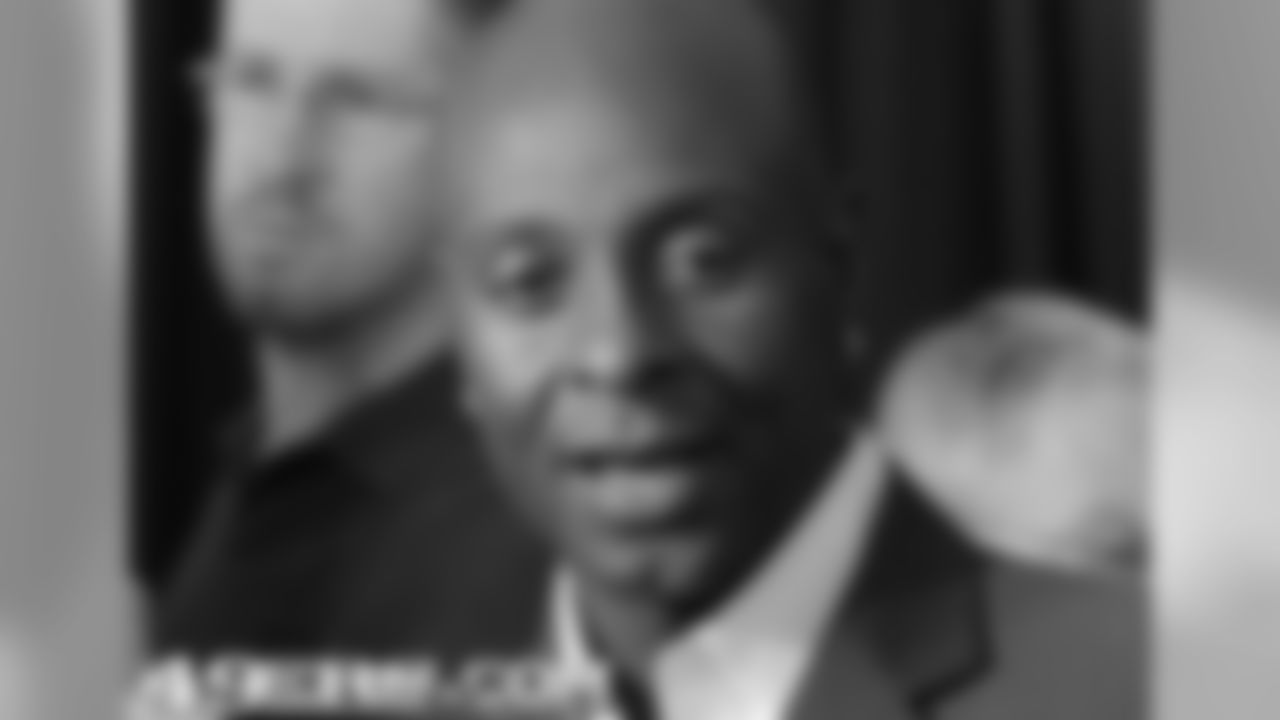 Jerry Rice answering questions from the media