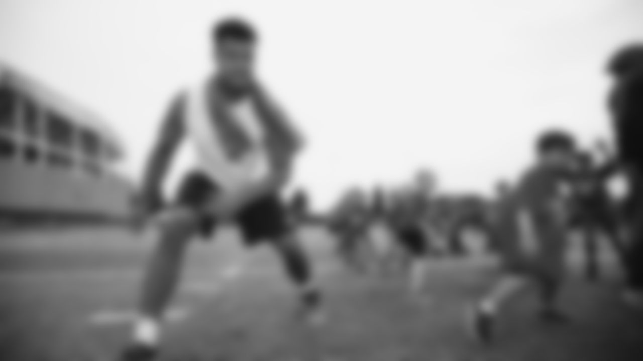 Top Photos of Arik Armstead's Work in the Community