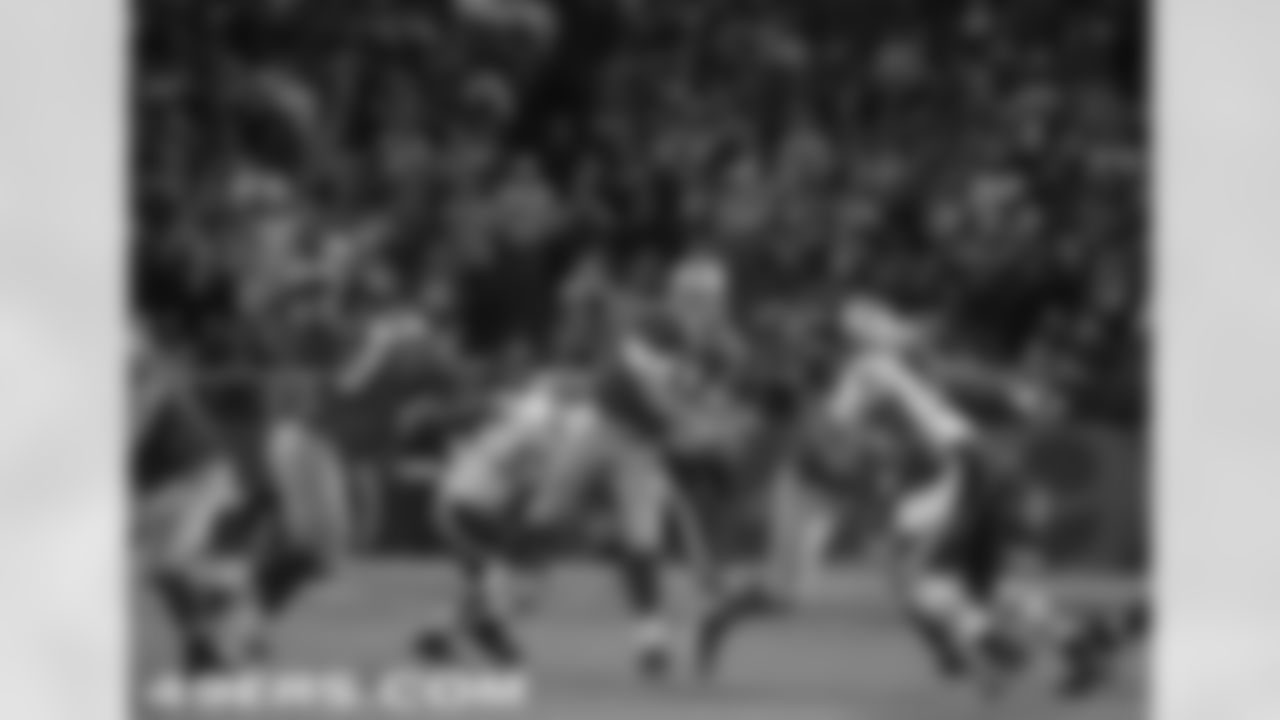 Smith fired this deep pass over the middle in the 49ers victory over Chicago.