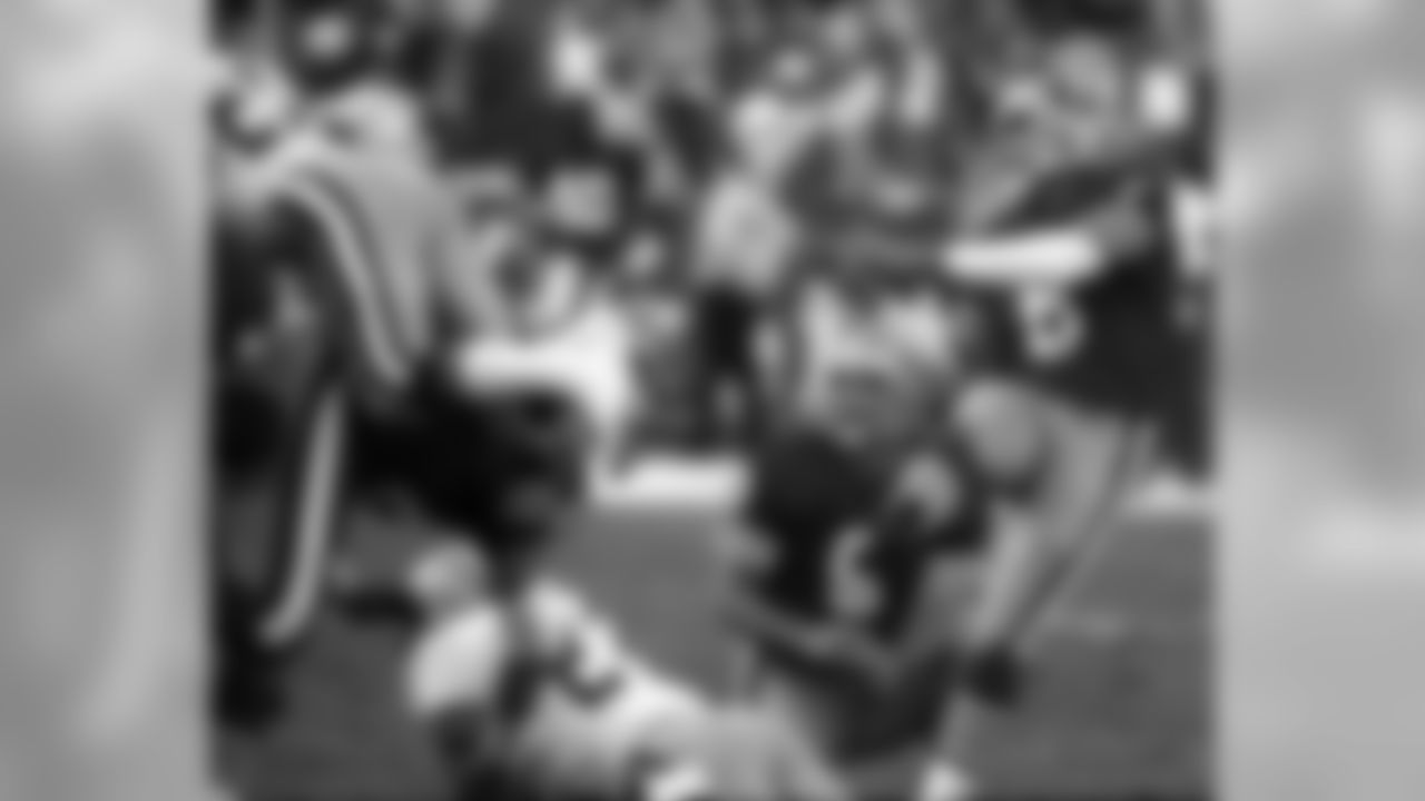 Mike Cofer attempts a field goal.