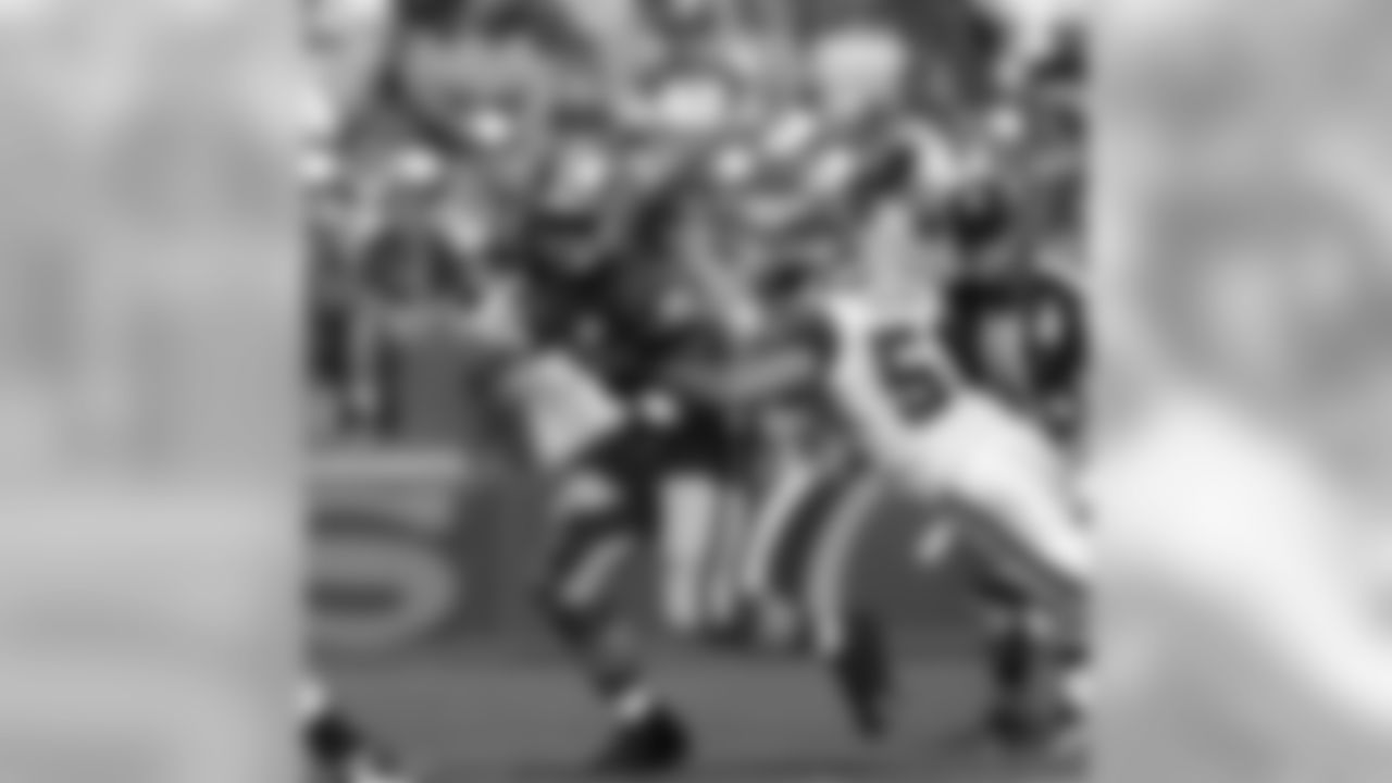 TE Vernon Davis breaks a tackle
