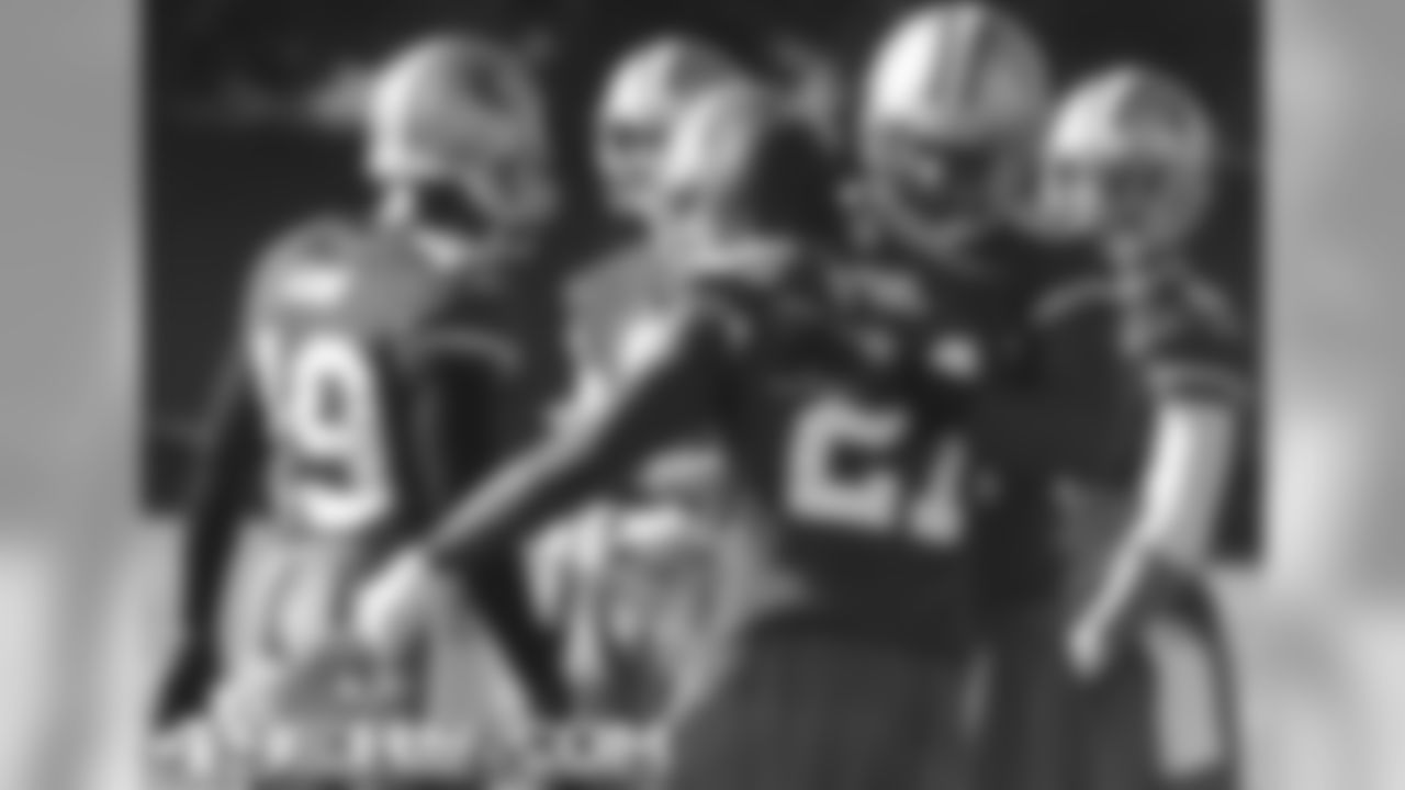 RB Frank Gore greets WR Braylon Edwards