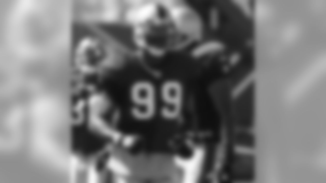 LB Manny Lawson
