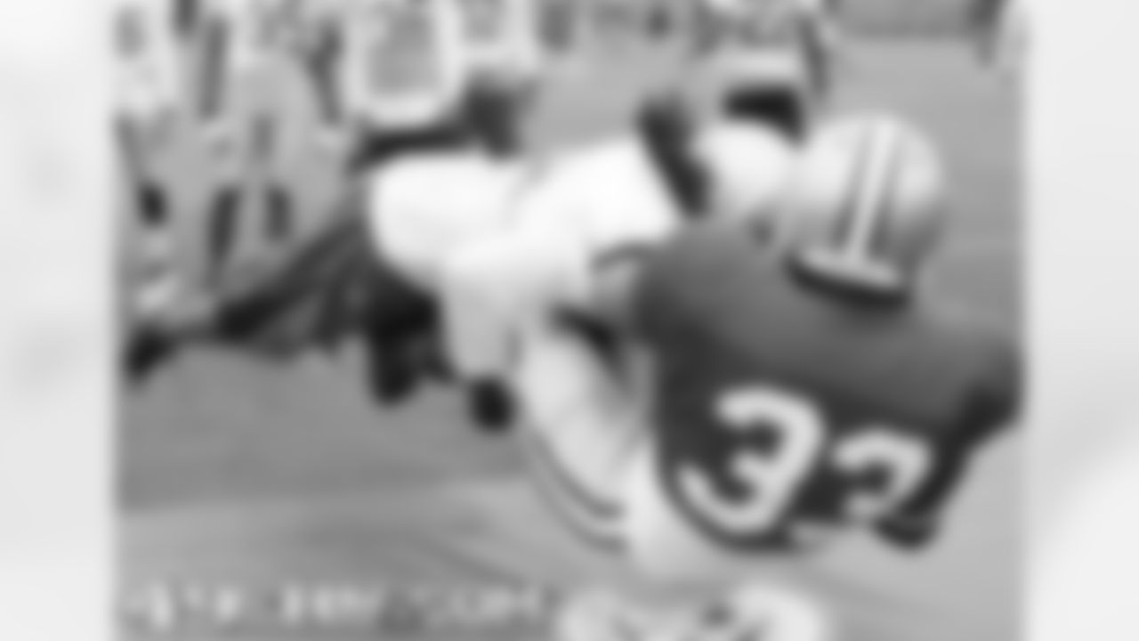 S Dashon Goldson tackling RB Anthony Dixon