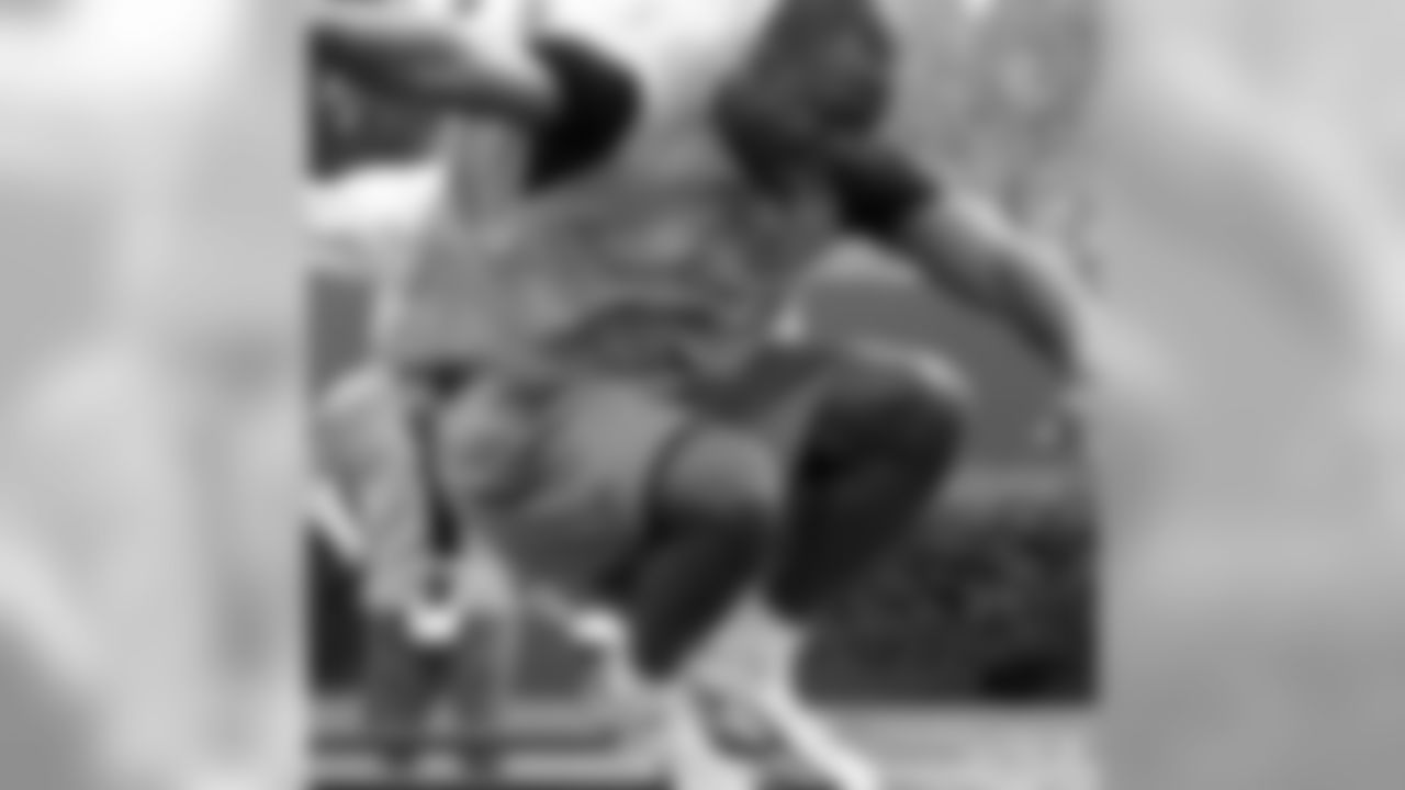 LB Manny Lawson