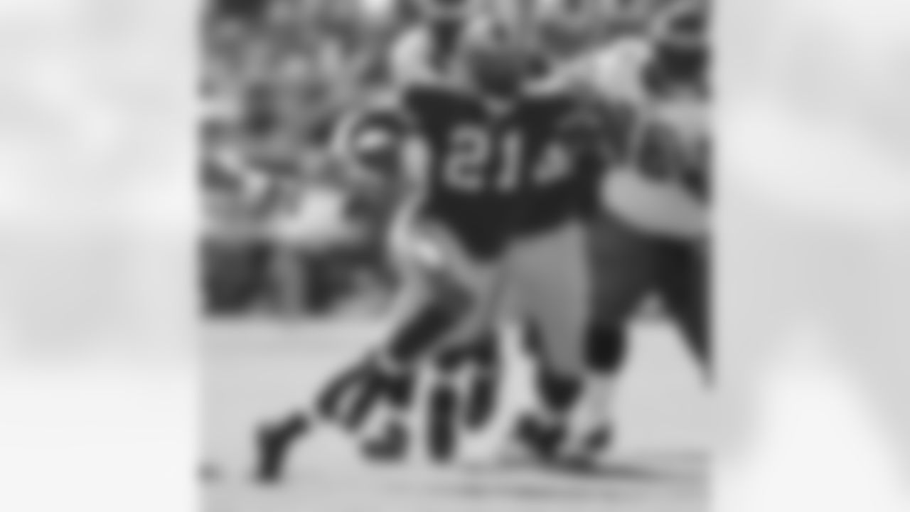 RB Frank Gore runs with the ball