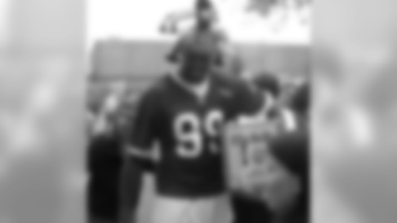 LB Manny Lawson helped by carrying turkeys for the San Jose families