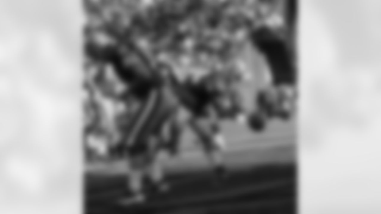 G David Baas spikes the ball after Hill's touchdown run
