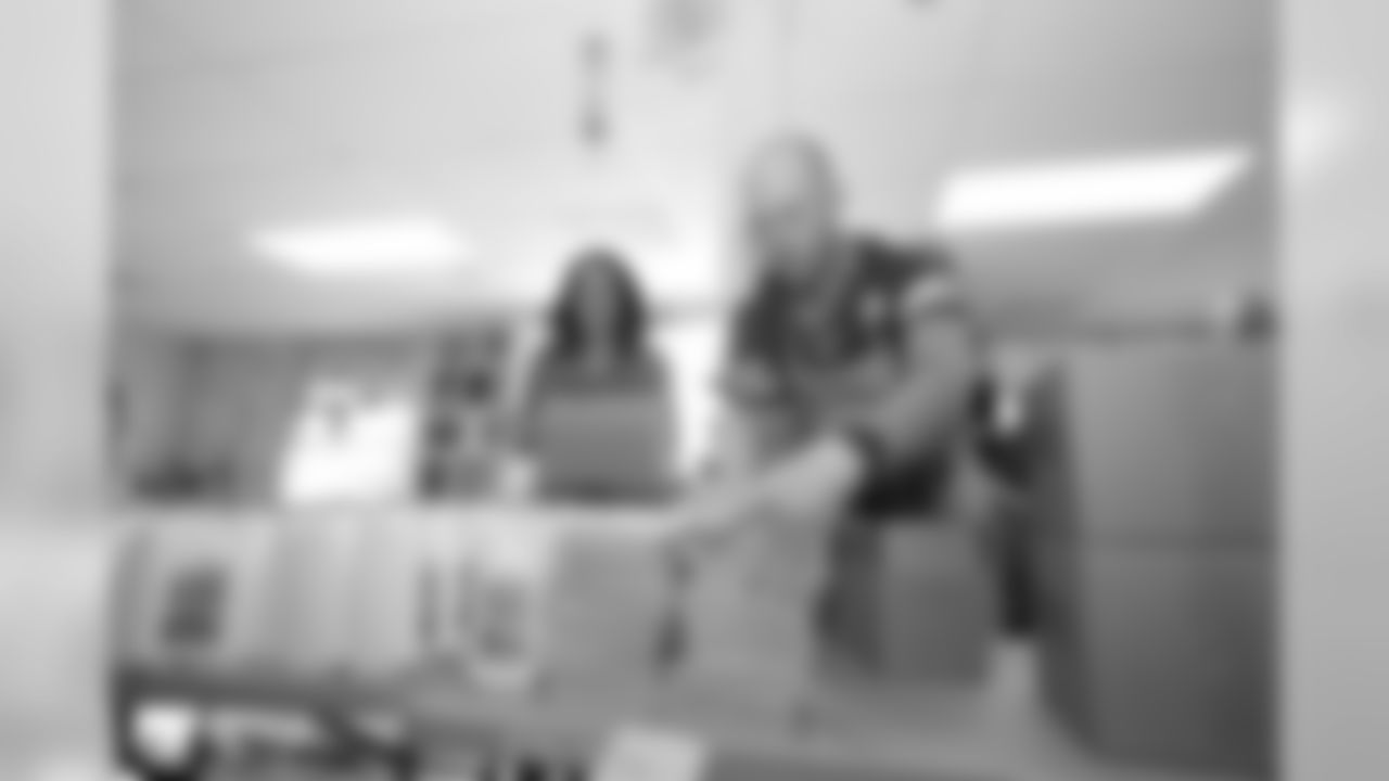 Robbie Gould Volunteers at Second Harvest Food Bank