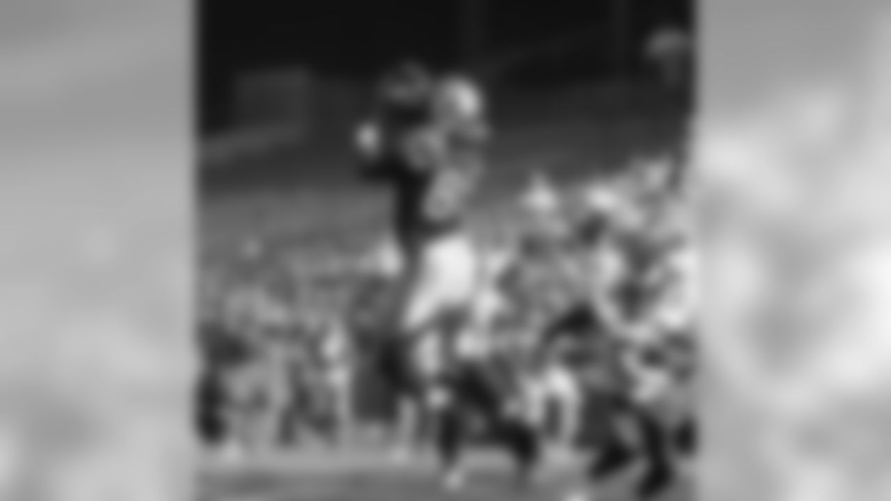 TE Vernon Davis scores a touchdown in the second quarter