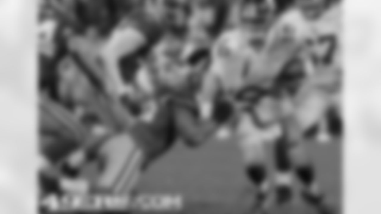 LB Patrick Willis sacks New York QB Eli Manning