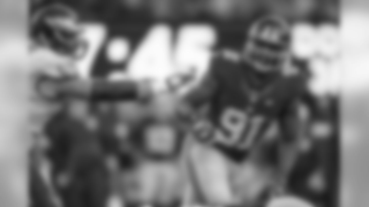 Giants DE Robert Ayers