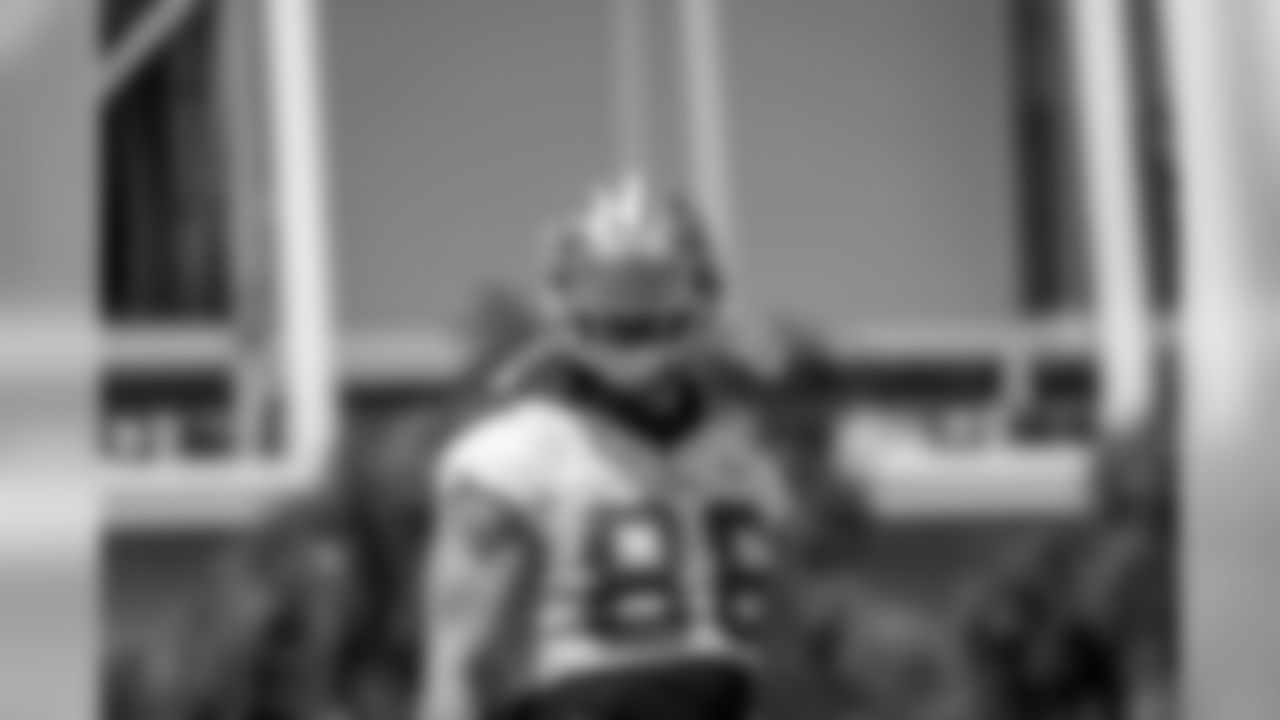 TE/LS Kyle Nelson