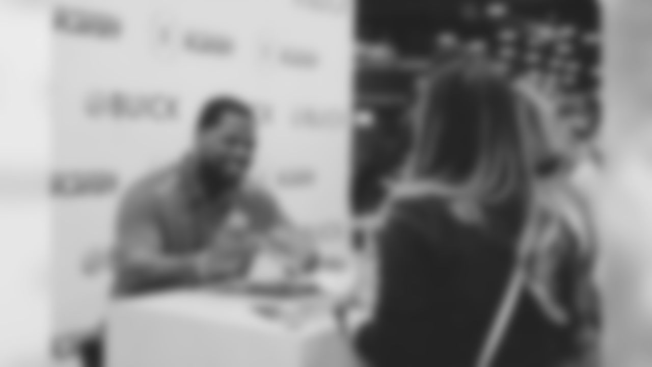 Carlos Hyde signs autographs before the College Football National Championship, where his former Ohio State Buckeyes would ultimately defeat the Oregon Ducks to claim the title.