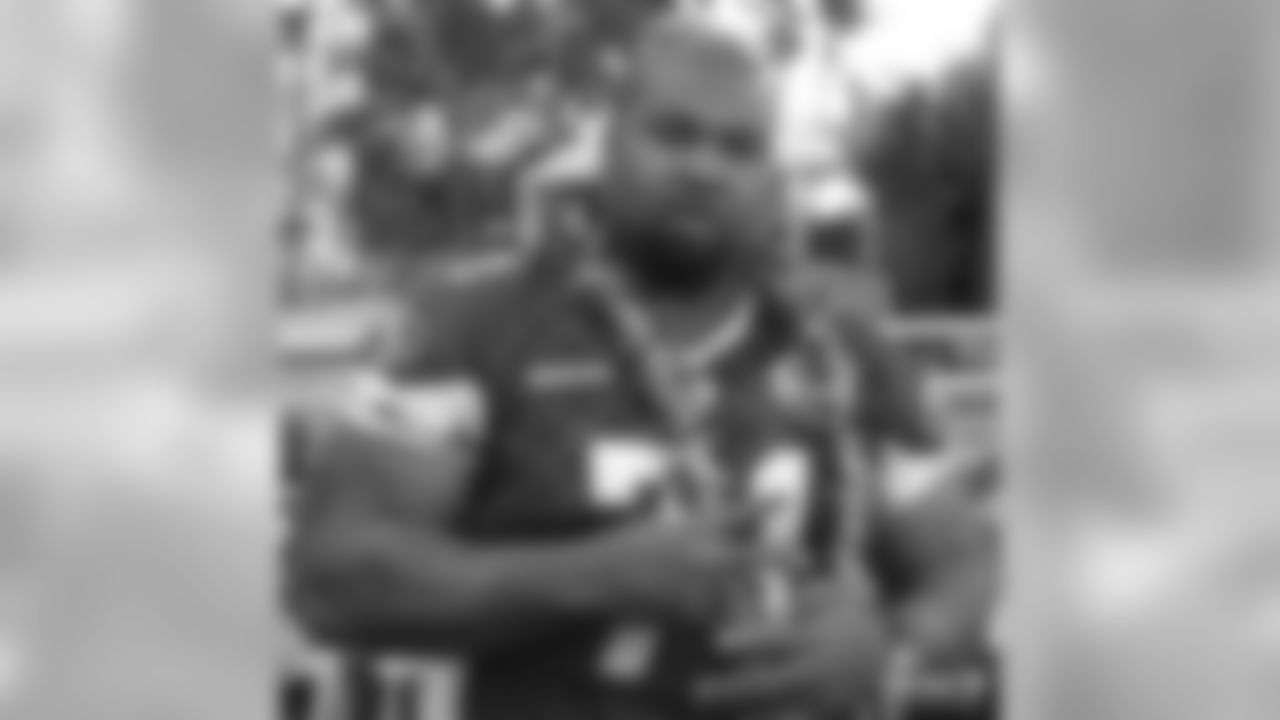 Larry Allen gets ready for the annual Pro Bowl team photo