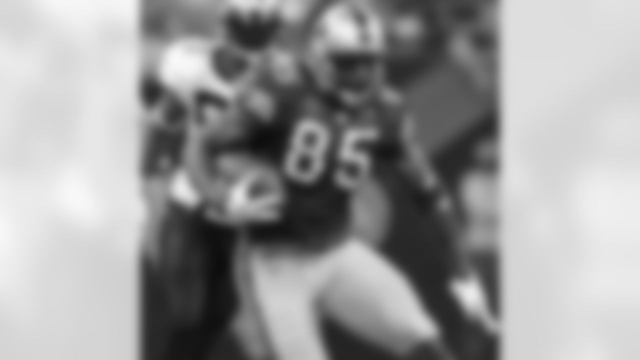 TE Vernon Davis gets some extra yards after the catch