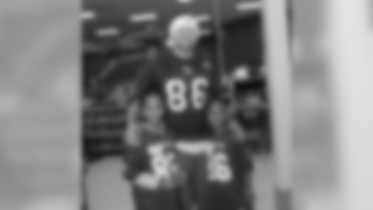 TE Brian Jennings takes part in the 49ers annual Shop With A Player event a