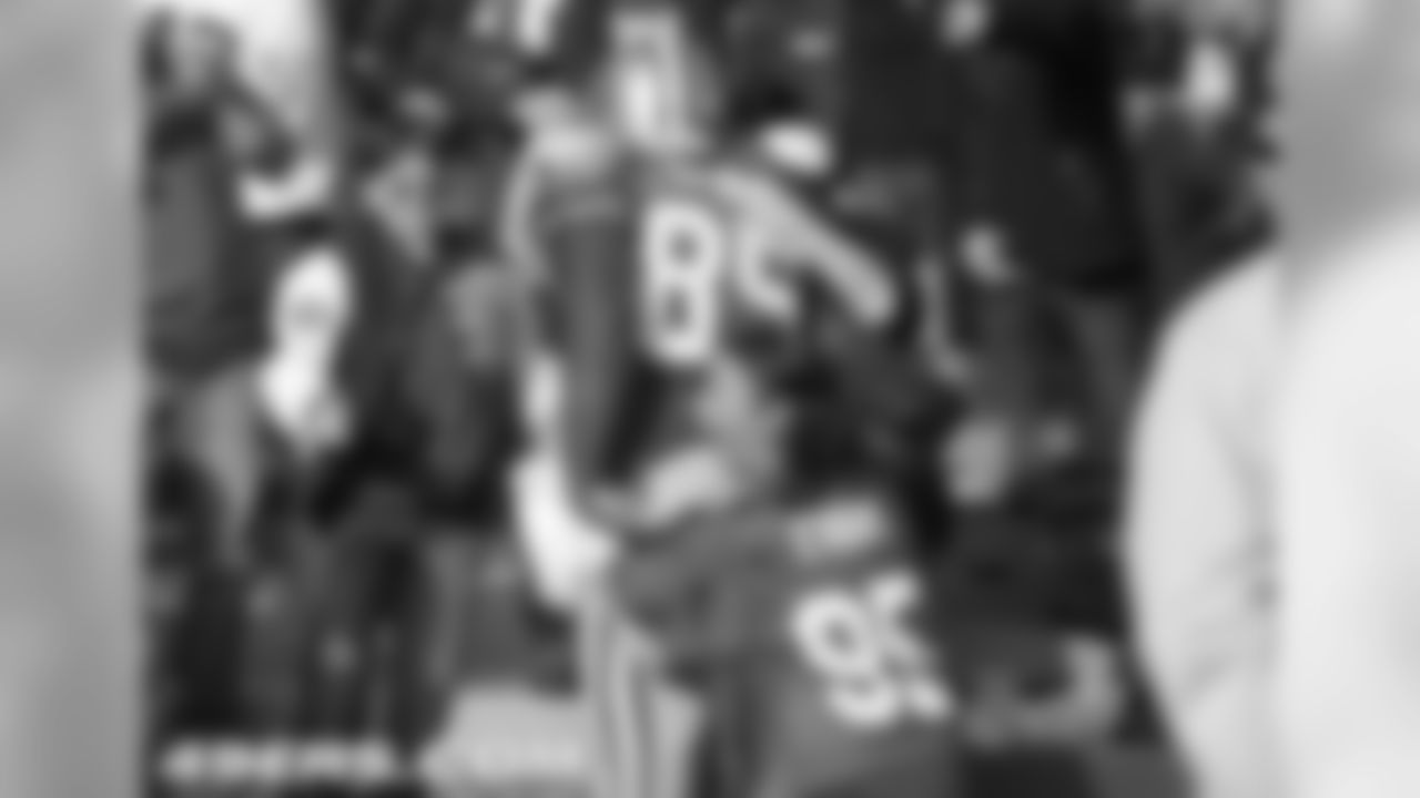 Davis celebrates with the 49ers Faithful after scoring a touchdown