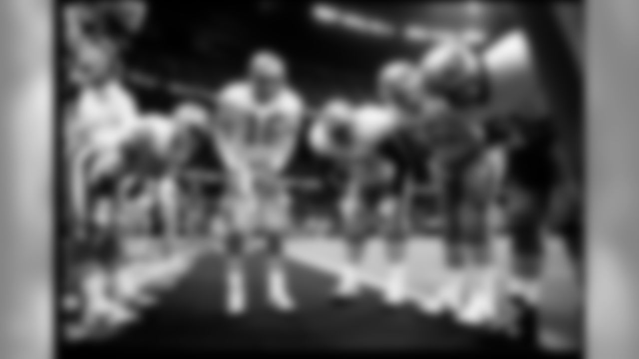 QB Joe Montana Huddles Up With the Offense