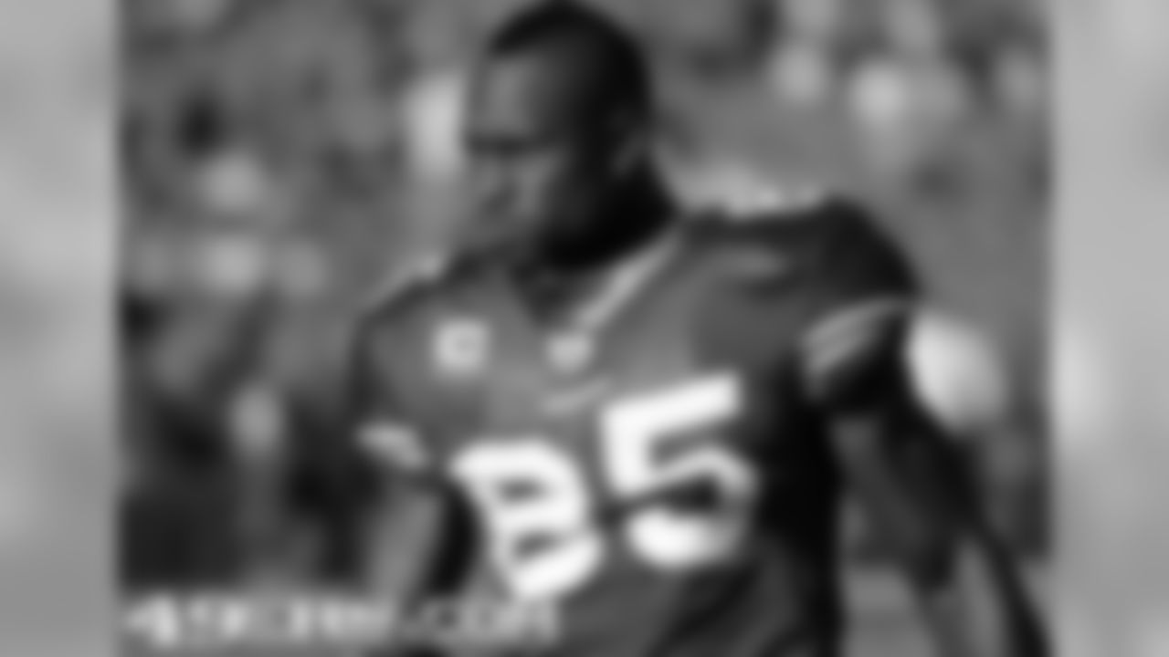 TE Vernon Davis