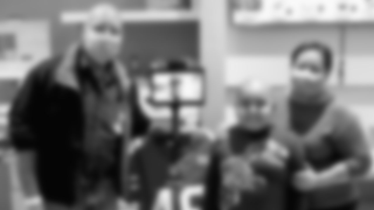 49ers Holiday Hospital Visit Presented by Invisalign
OL Daniel Brunskill
December 2020