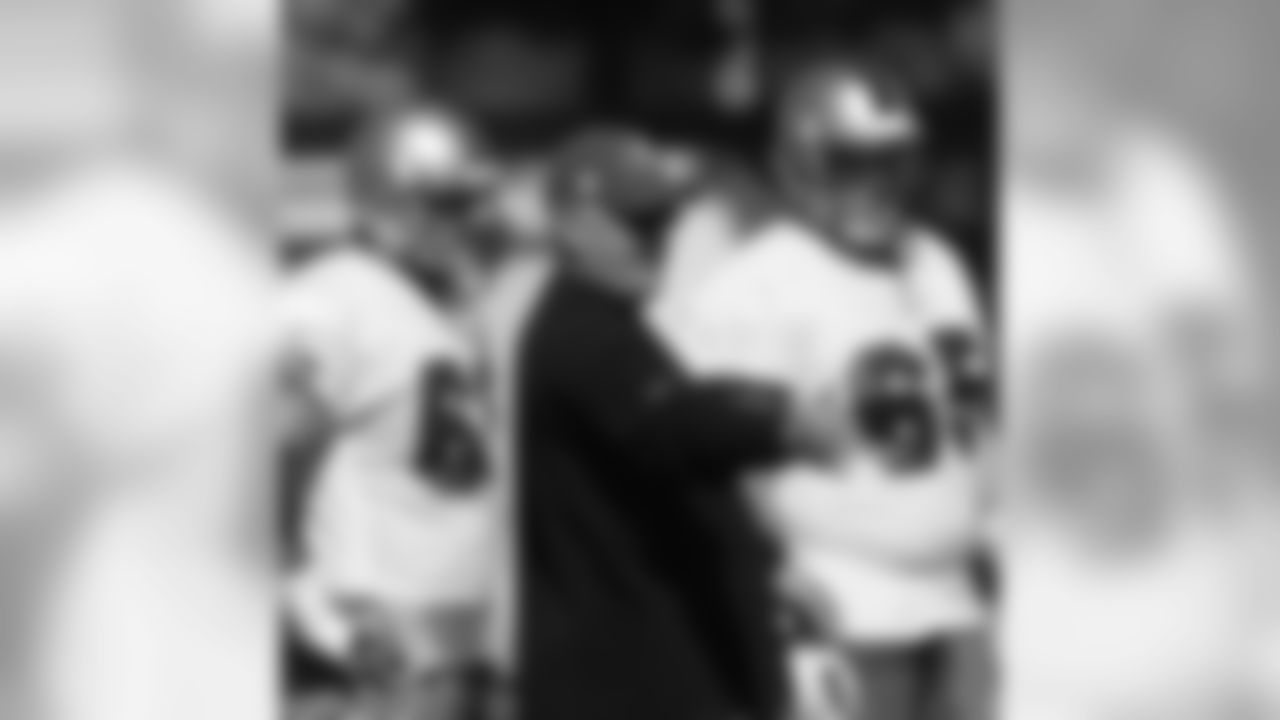 Coach Mike Martz speaks with offensive linemen