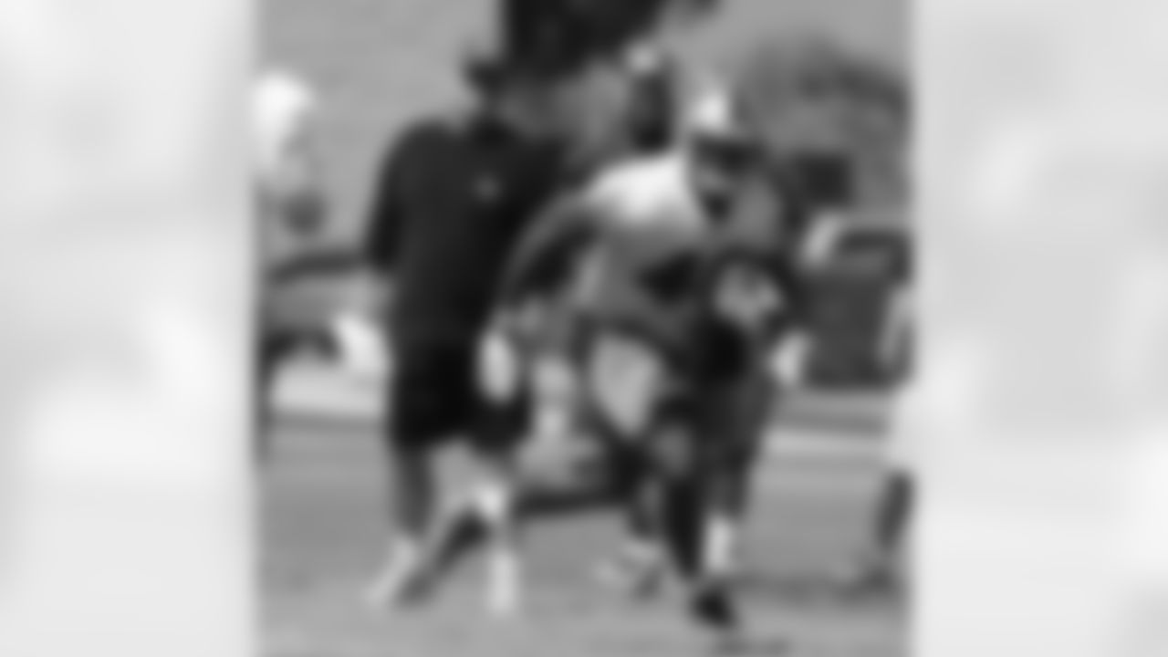 TE Delanie Walker runs in the open field