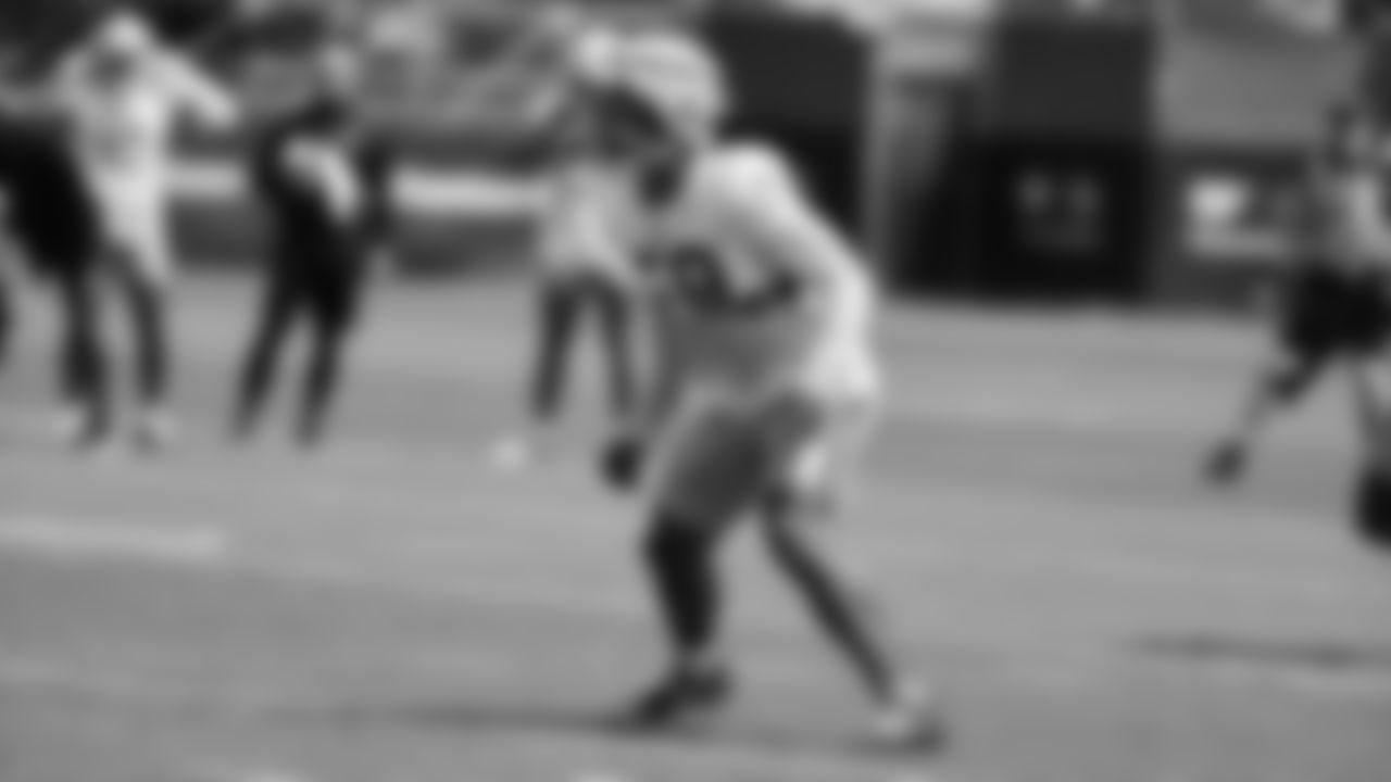 LB Curtis Robinson