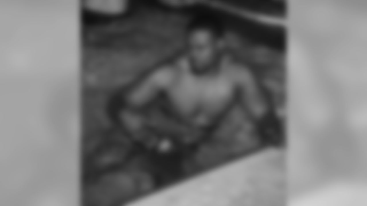 FB Moran Norris works his legs in a pool drill