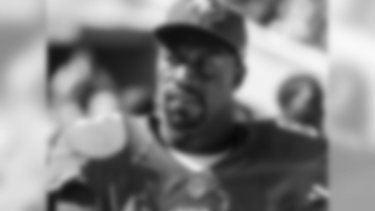 TE Vernon Davis