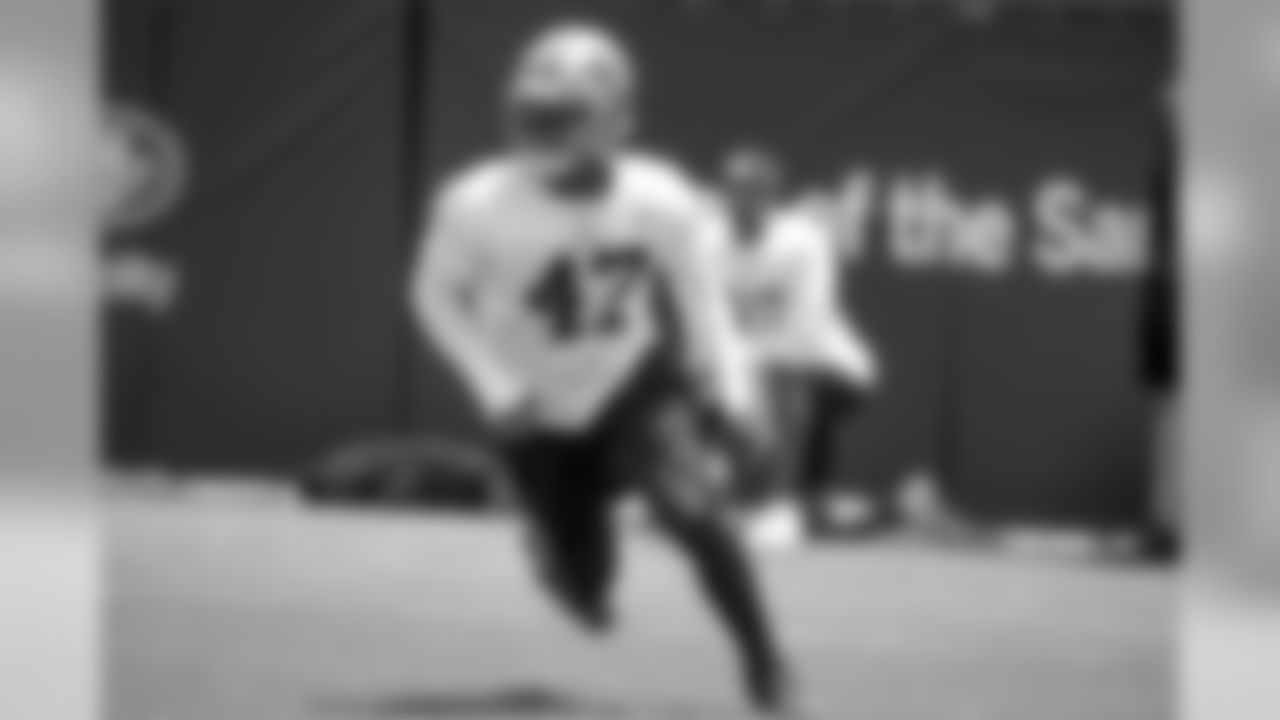 LB Elijah Lee