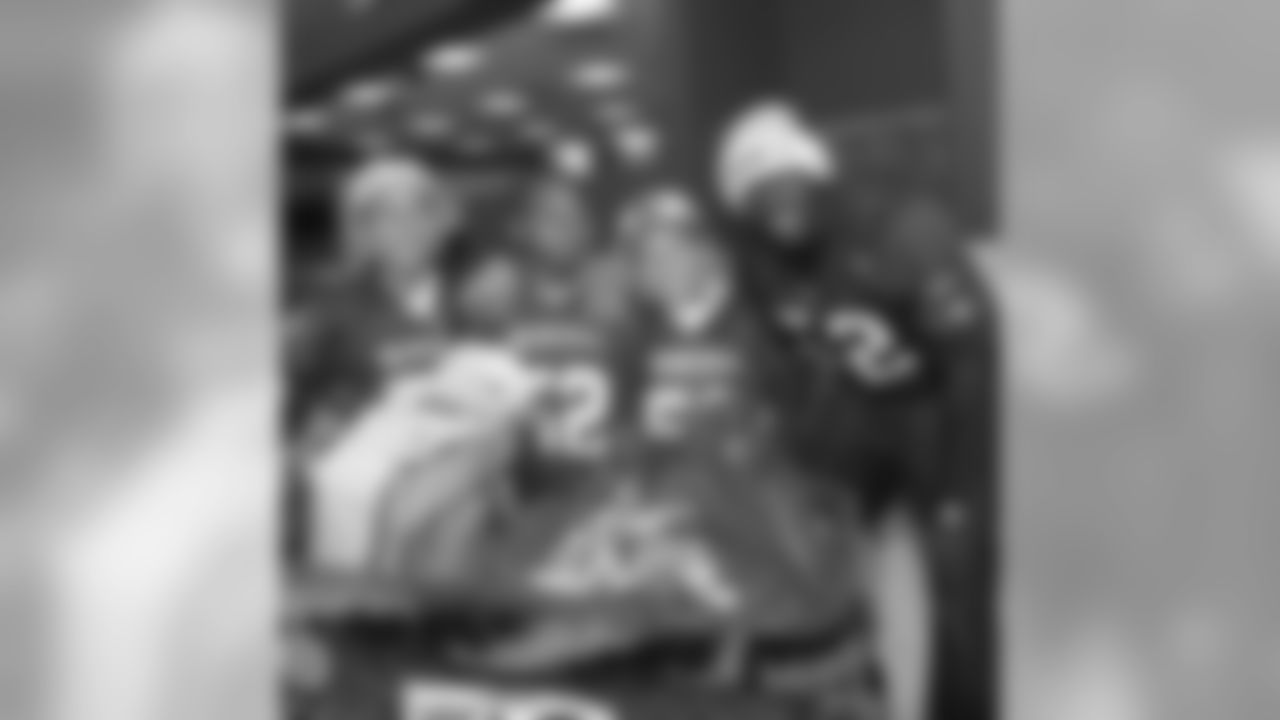 LB Patrick Willis takes part in the 49ers annual Shop With A Player event a