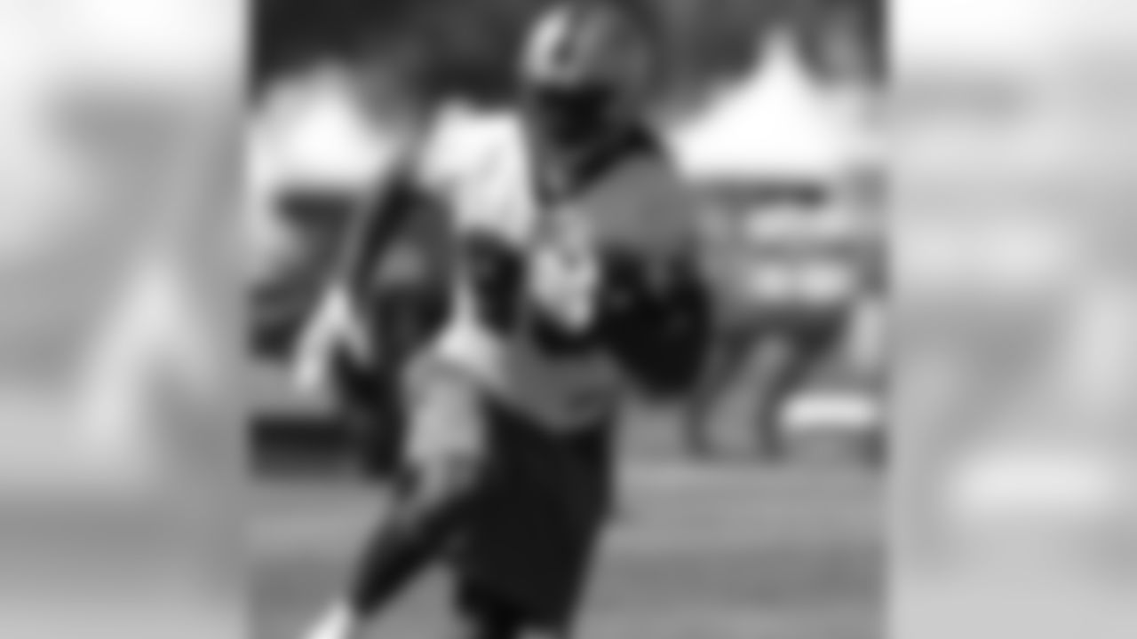 TE Vernon Davis with the ball